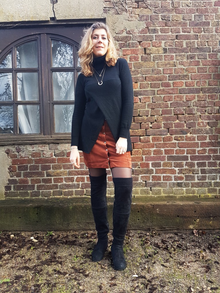 look, ootd, tenue du jour, vintage, seventies, jupe en cuir, jupe daim, jupe suédine, fripes belgique, babou, pull assymétrique, pull destructuré, look soirée, look tendance, blog mode, blogueuse mode