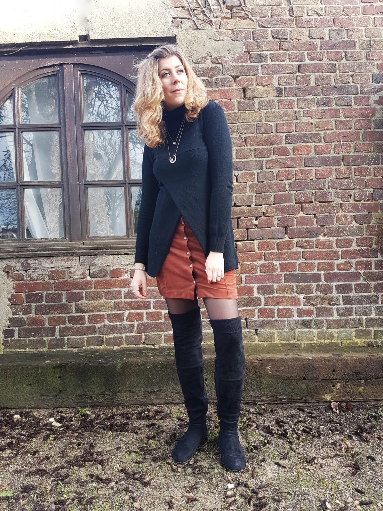 look, ootd, tenue du jour, vintage, seventies, jupe en cuir, jupe daim, jupe suédine, fripes belgique, babou, pull assymétrique, pull destructuré, look soirée, look tendance, blog mode, blogueuse mode