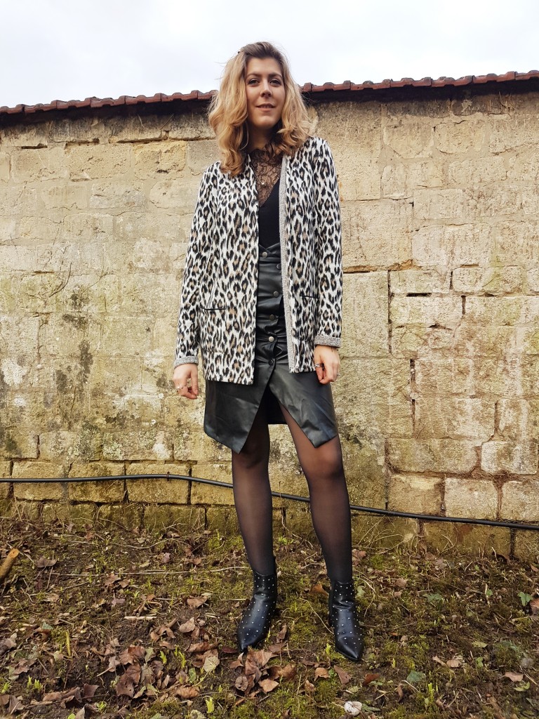 look, ootd, ootn, tenue saint valentin, veste leopard, blazer leopard, jupe en cuir vintage, jupe crayon cuir, top dentelle, débardeur dentelle, bottines cloutées, stradivarius, miss guided, pimkie, h&m, blod mode, blogueuse mode, look rock, look sexy, look boho