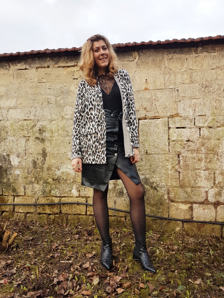 look, ootd, ootn, tenue saint valentin, veste leopard, blazer leopard, jupe en cuir vintage, jupe crayon cuir, top dentelle, débardeur dentelle, bottines cloutées, stradivarius, miss guided, pimkie, h&m, blod mode, blogueuse mode, look rock, look sexy, look boho