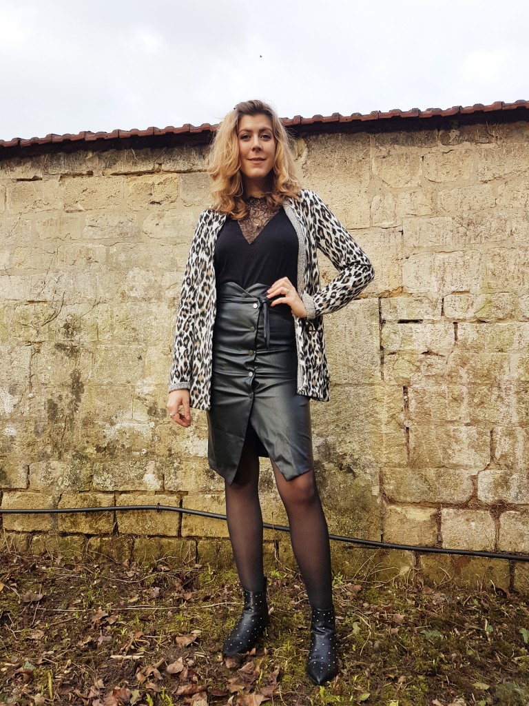 look, ootd, ootn, tenue saint valentin, veste leopard, blazer leopard, jupe en cuir vintage, jupe crayon cuir, top dentelle, débardeur dentelle, bottines cloutées, stradivarius, miss guided, pimkie, h&m, blod mode, blogueuse mode, look rock, look sexy, look boho