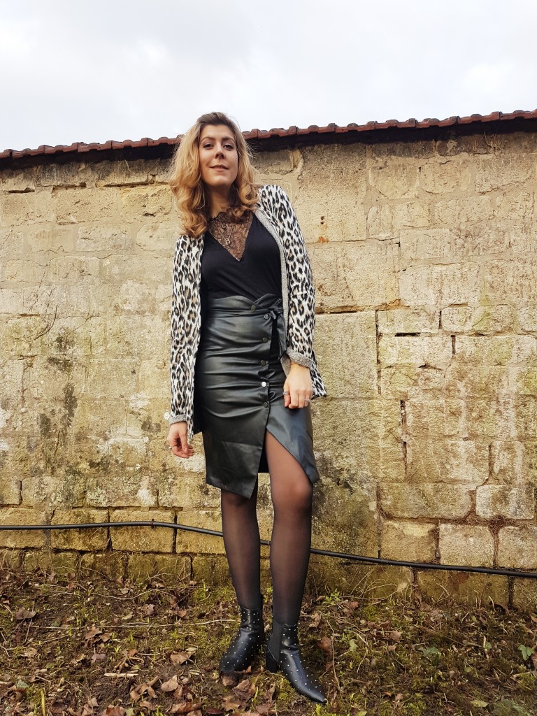 look, ootd, ootn, tenue saint valentin, veste leopard, blazer leopard, jupe en cuir vintage, jupe crayon cuir, top dentelle, débardeur dentelle, bottines cloutées, stradivarius, miss guided, pimkie, h&m, blod mode, blogueuse mode, look rock, look sexy, look boho