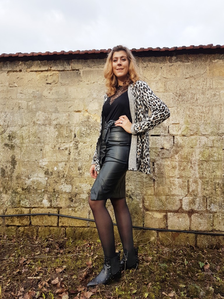 look, ootd, ootn, tenue saint valentin, veste leopard, blazer leopard, jupe en cuir vintage, jupe crayon cuir, top dentelle, débardeur dentelle, bottines cloutées, stradivarius, miss guided, pimkie, h&m, blod mode, blogueuse mode, look rock, look sexy, look boho