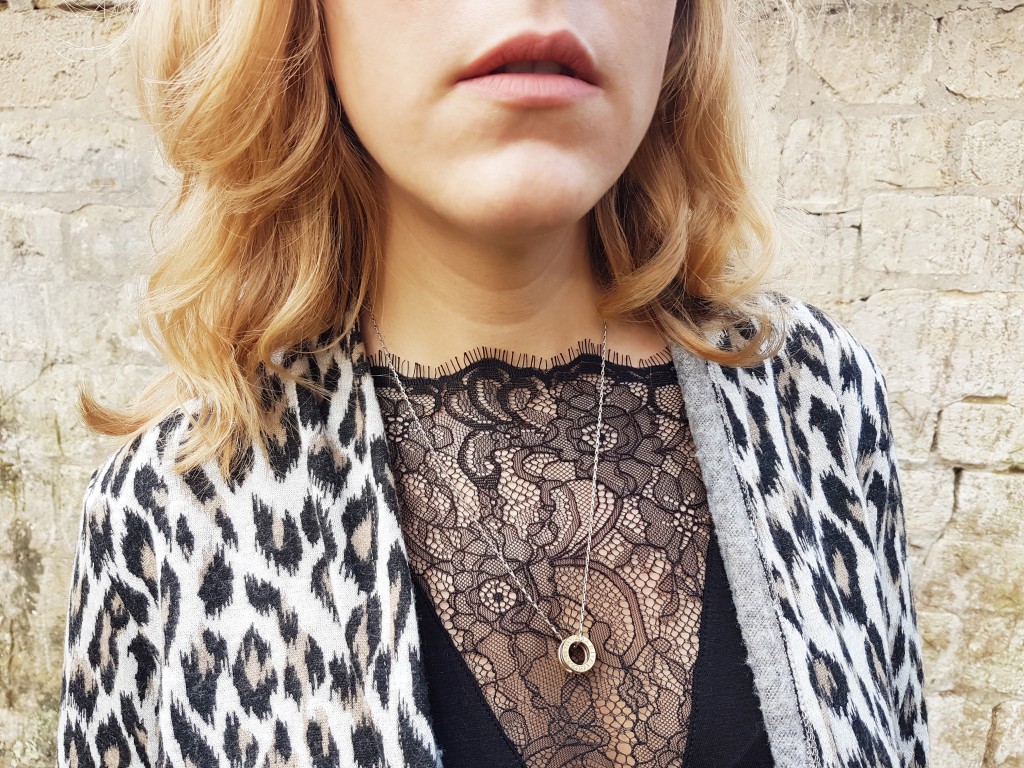 look, ootd, ootn, tenue saint valentin, veste leopard, blazer leopard, jupe en cuir vintage, jupe crayon cuir, top dentelle, débardeur dentelle, bottines cloutées, stradivarius, miss guided, pimkie, h&m, blod mode, blogueuse mode, look rock, look sexy, look boho