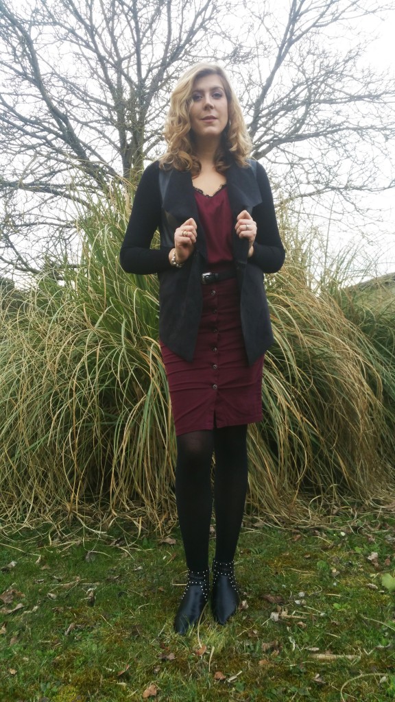 chelsea boots, boots cloytées, bottines cloutées, jupe crayon, jupe fourreau, jupe bordeaux, look bordeaux, look burgundy, tenue de tarvail, style de bureau, ootd, ootn, tenue d'un jour, look tendance, noir et bordaux, blog mode, blogueuse mode, stradivarius, babou, promod, haul, shopping, revue, blog mode