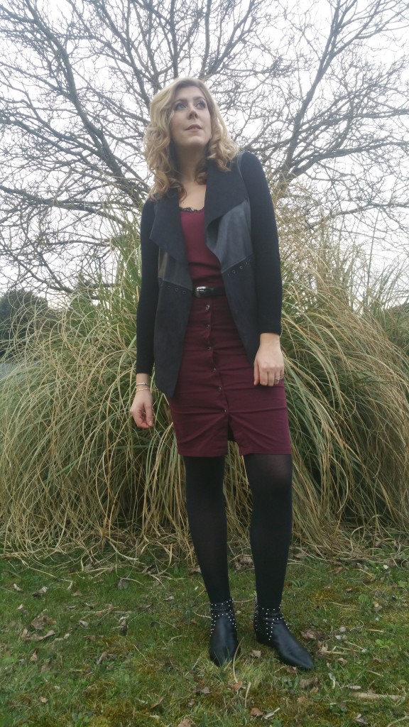 chelsea boots, boots cloytées, bottines cloutées, jupe crayon, jupe fourreau, jupe bordeaux, look bordeaux, look burgundy, tenue de tarvail, style de bureau, ootd, ootn, tenue d'un jour, look tendance, noir et bordaux, blog mode, blogueuse mode, stradivarius, babou, promod, haul, shopping, revue, blog mode