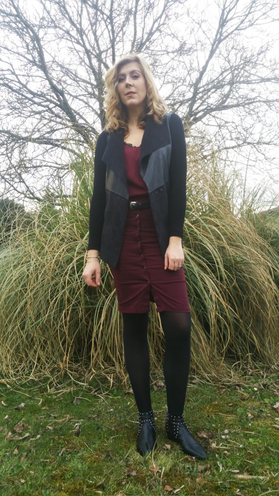 chelsea boots, boots cloytées, bottines cloutées, jupe crayon, jupe fourreau, jupe bordeaux, look bordeaux, look burgundy, tenue de tarvail, style de bureau, ootd, ootn, tenue d'un jour, look tendance, noir et bordaux, blog mode, blogueuse mode, stradivarius, babou, promod, haul, shopping, revue, blog mode