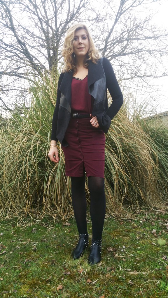 chelsea boots, boots cloytées, bottines cloutées, jupe crayon, jupe fourreau, jupe bordeaux, look bordeaux, look burgundy, tenue de tarvail, style de bureau, ootd, ootn, tenue d'un jour, look tendance, noir et bordaux, blog mode, blogueuse mode, stradivarius, babou, promod, haul, shopping, revue, blog mode