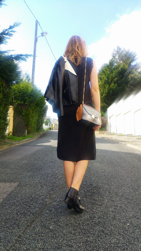 blog mode, blogueuse mode, robe 7/8eme, robe sous le genou, robe rock, robe fluide, perfecto cuir, perfecto ralph lauren, perfecto noir et blanc, sac vintage, sac rétro, sac graphique, sac design, bottines cloutées, studs boots, mango, babou, look de mi saison, ootn, ootd, look été, look printemps, tenue sortie entre copines, look noir et blanc