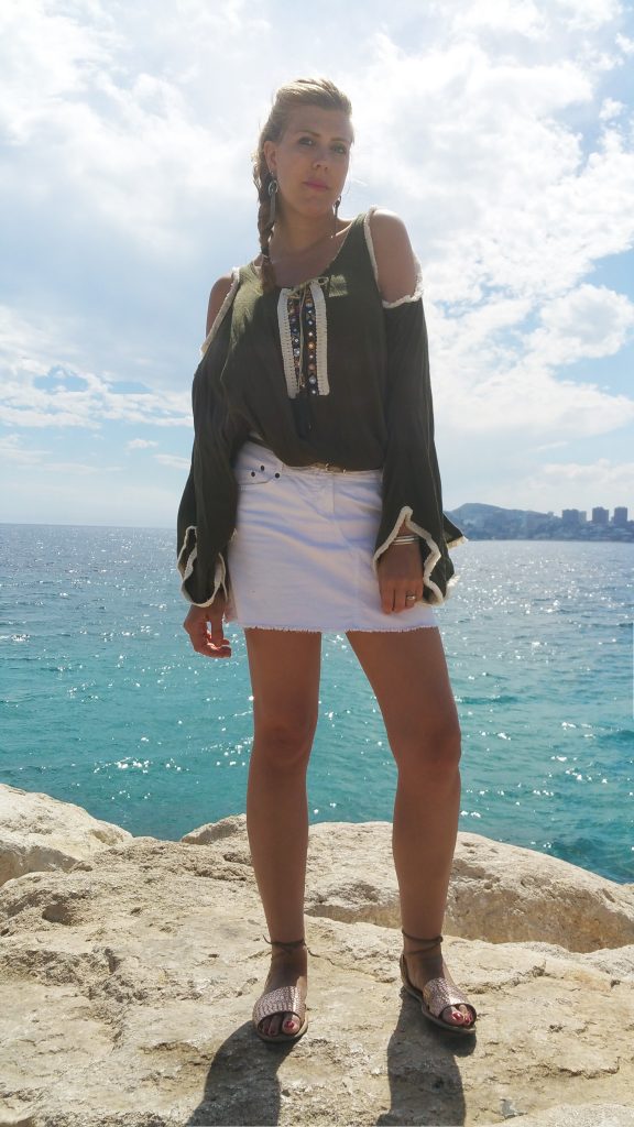 Babou, mango, primark, Londres, espagne, vacances, tenue de vacances, blouse bohème, épaules dénudées, cut out shirt, jupe en jean blanc, tresse africaine facile, coiffure de plage, ootd, tenue du jour, look tendance en vacances, look festival, coachella style, blog mode, blogueuse mode