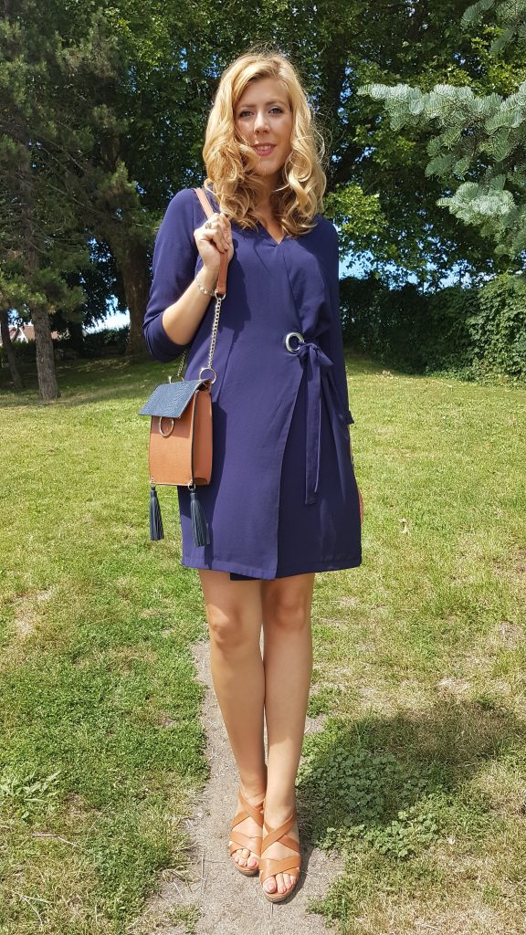 ootd, look du jour, tenue du jour, blog mode, blogueuse mode, robe portefeuille, robe retro, robe seventies, robe gros oeillet, sandales camel, sandales gold, cuir gold, sac cartable, sac besace, sac orriginal, primark, bruxelles, babou, cheap et chic, look pas cher