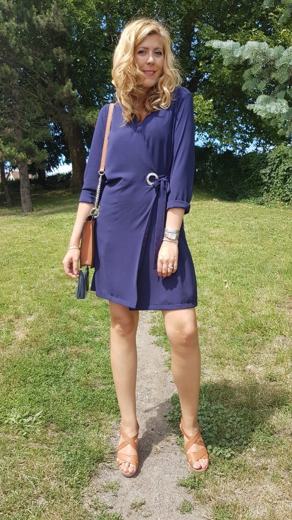 ootd, look du jour, tenue du jour, blog mode, blogueuse mode, robe portefeuille, robe retro, robe seventies, robe gros oeillet, sandales camel, sandales gold, cuir gold, sac cartable, sac besace, sac orriginal, primark, bruxelles, babou, cheap et chic, look pas cher