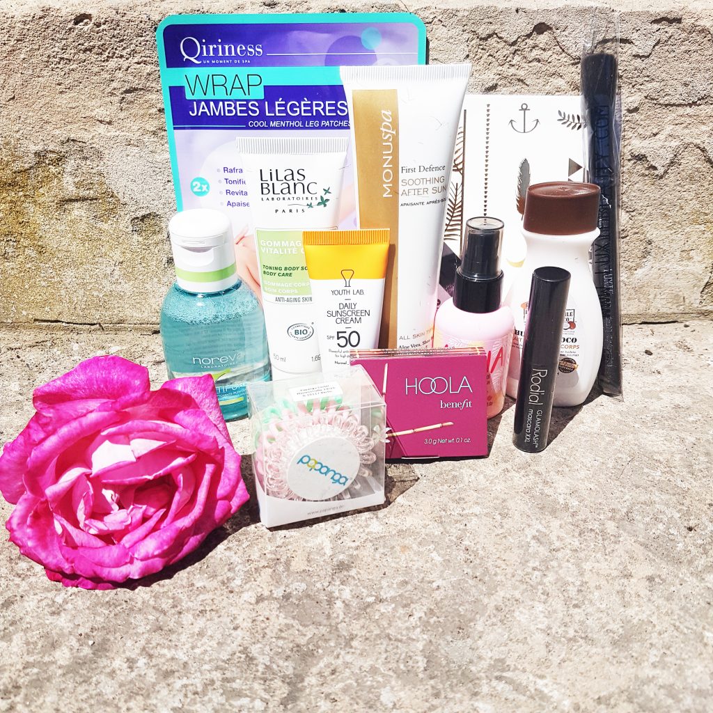 Glossybox, summer 17, summer bag 2017, indispensables été, essentiels de plage, routine make up été, Tatouages éphémères MON JOLI SAUTOIR, Small Contouring Face Brush LUXIE, Gommage corps Vitalité LILAS BLANC, Daily Sunscreen Cream YOUTH LAB, Wrap jambes légères QIRINESS,  After Sun Lotion MONUSpa, Actipur Solution Micellaire Nettoyante Purifiante NOREVA, Aloha Eau de Beauté monoï DE BRUYÈRE PARIS, lait hydratant corps à l’huile PALMER’S, Mascara XXL Glamolash RADIAL, élastiques PAPANGA, Hoola Poudre bronzante BENEFIT , avis, test, revue, blog beauté, blogueuse beauté paris