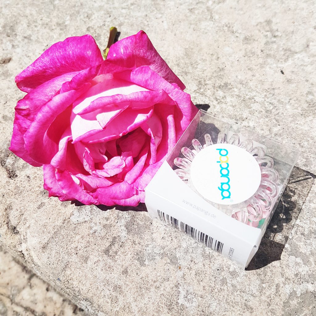 Glossybox, summer 17, summer bag 2017, indispensables été, essentiels de plage, routine make up été, Tatouages éphémères MON JOLI SAUTOIR, Small Contouring Face Brush LUXIE, Gommage corps Vitalité LILAS BLANC, Daily Sunscreen Cream YOUTH LAB, Wrap jambes légères QIRINESS,  After Sun Lotion MONUSpa, Actipur Solution Micellaire Nettoyante Purifiante NOREVA, Aloha Eau de Beauté monoï DE BRUYÈRE PARIS, lait hydratant corps à l’huile PALMER’S, Mascara XXL Glamolash RADIAL, élastiques PAPANGA, Hoola Poudre bronzante BENEFIT , avis, test, revue, blog beauté, blogueuse beauté paris