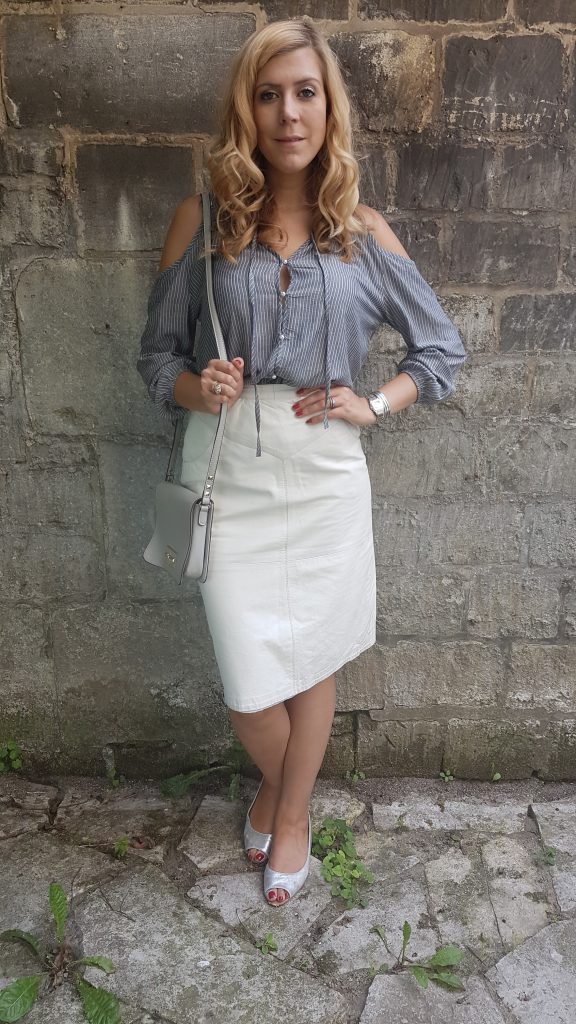 Look, tenue du jour, ootd, lookbook, blog mode, blogueuse mode, kiloshop, friperie pas chere paris, friperie picardie, friperie oise, jupe en cuir blanc, jupe en cuire creme, babou, h&m, hm, ootn, look sortie entre copines, look diner entre amis, look gris et blanc