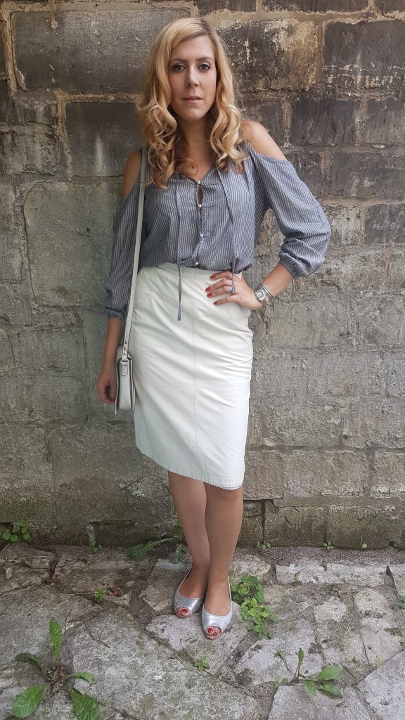 Look, tenue du jour, ootd, lookbook, blog mode, blogueuse mode, kiloshop, friperie pas chere paris, friperie picardie, friperie oise, jupe en cuir blanc, jupe en cuire creme, babou, h&m, hm, ootn, look sortie entre copines, look diner entre amis, look gris et blanc