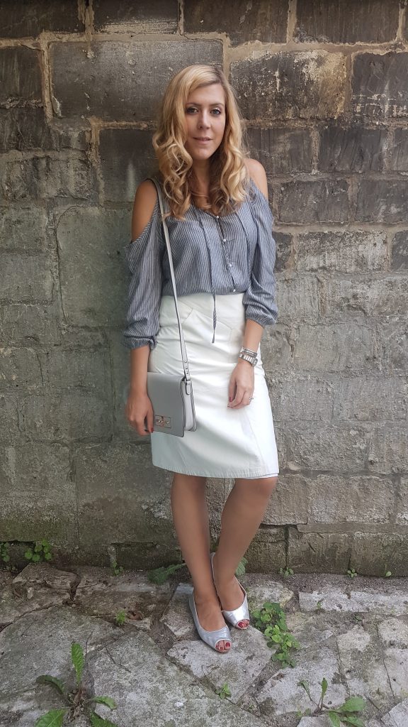 Look, tenue du jour, ootd, lookbook, blog mode, blogueuse mode, kiloshop, friperie pas chere paris, friperie picardie, friperie oise, jupe en cuir blanc, jupe en cuire creme, babou, h&m, hm, ootn, look sortie entre copines, look diner entre amis, look gris et blanc