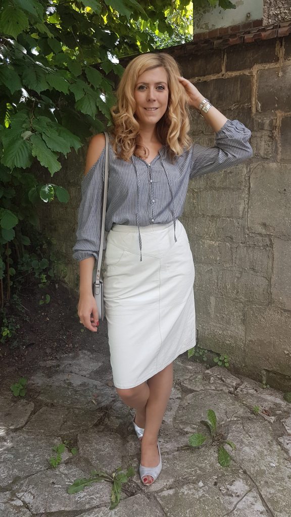 Look, tenue du jour, ootd, lookbook, blog mode, blogueuse mode, kiloshop, friperie pas chere paris, friperie picardie, friperie oise, jupe en cuir blanc, jupe en cuire creme, babou, h&m, hm, ootn, look sortie entre copines, look diner entre amis, look gris et blanc