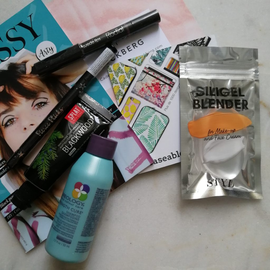 Glossybox, arty, unboxing, revue, haul, test, avis, Eye liner Fierce Flicks CIATÉ LONDON, JUMBO Suede Lips RODIAL , SILIGEL BLENDER STY LONDON, swatch, Dentifrice Blackwood SPLAT, shampoing PUREOLOGY, 