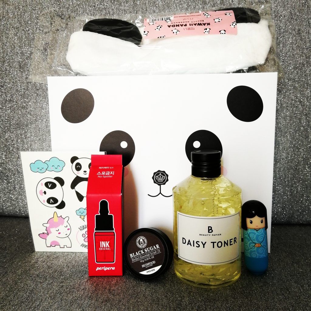 Panda box, édition limlitée, box exclusive, Glossybox, produits de beauté asiatiques, produits de beauté coréens, beauté asiatique, beautypapier, tonique à la chrysantème, clio cosmetics, encre à lèvres très pigmentée, skinfood, black sugar scrub, poudre de bulle, baume à lèvres kokeshi,  Kawaiienterprise, panda headband, bandeau panda, bandeau maquillage, bernard forever, tatoo kawaii, tatouage kawaii, taouage epehemere, test, avis, haul, unoboxing, blog beauté, blogueuse beauté