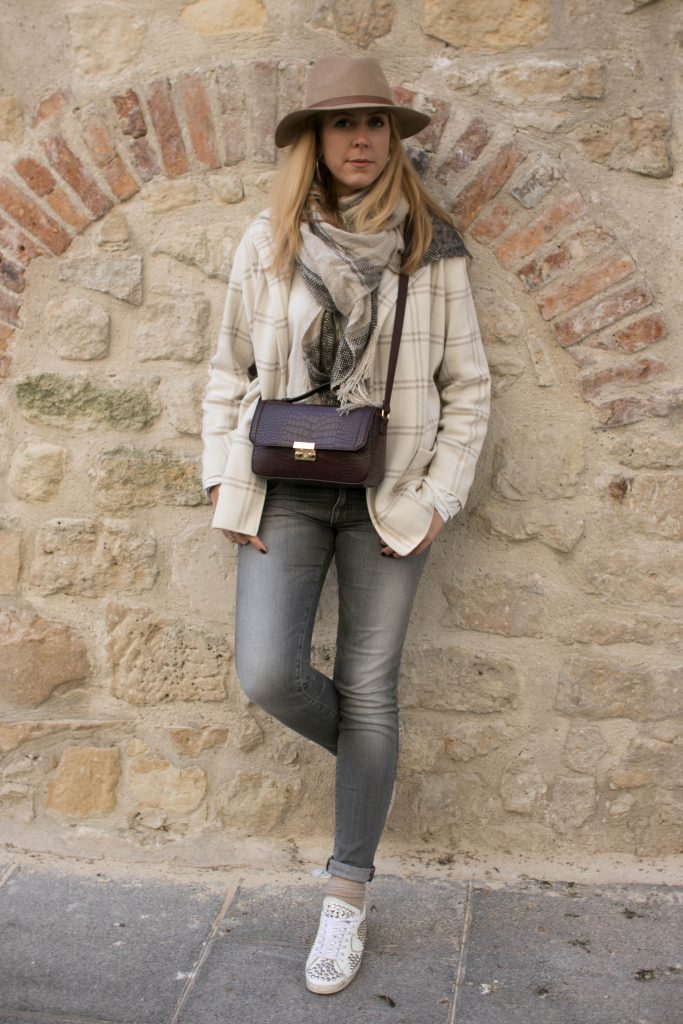 Look doudou, casual look, ootd, winter look, tenue d'hiver, blanc d'hiver, look beige hiver, look clair hiver, tenue claire hiver, vintage, slim gris, veste à carreaux, sac croco, maxi echarpe, golden goose, philipp model, baskets cloutées, chapeau beige, fedora, ootd, tenue du jour, style d'un jour, lookbook, blode mode, blogueuse mode