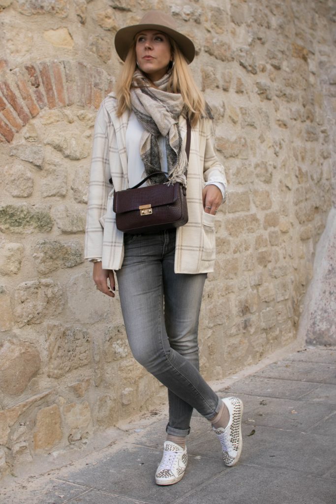 Look doudou, casual look, ootd, winter look, tenue d'hiver, blanc d'hiver, look beige hiver, look clair hiver, tenue claire hiver, vintage, slim gris, veste à carreaux, sac croco, maxi echarpe, golden goose, philipp model, baskets cloutées, chapeau beige, fedora, ootd, tenue du jour, style d'un jour, lookbook, blode mode, blogueuse mode