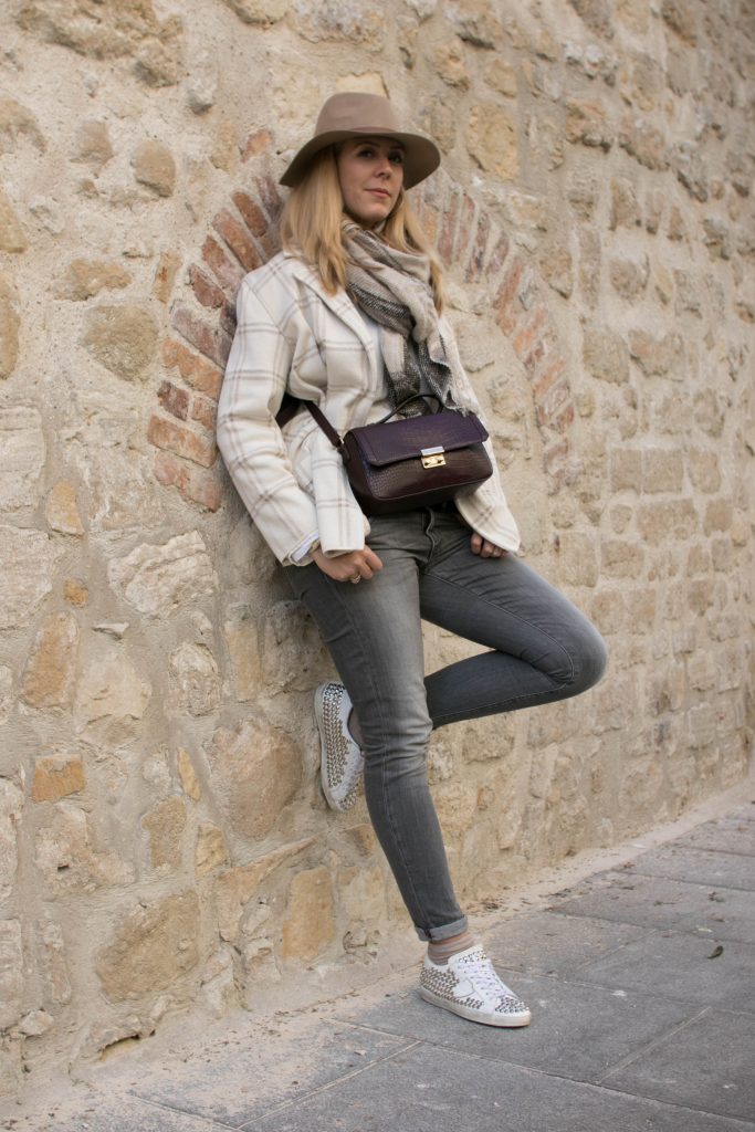 Look doudou, casual look, ootd, winter look, tenue d'hiver, blanc d'hiver, look beige hiver, look clair hiver, tenue claire hiver, vintage, slim gris, veste à carreaux, sac croco, maxi echarpe, golden goose, philipp model, baskets cloutées, chapeau beige, fedora, ootd, tenue du jour, style d'un jour, lookbook, blode mode, blogueuse mode