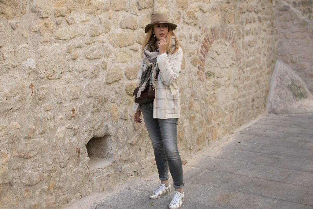 Look doudou, casual look, ootd, winter look, tenue d'hiver, blanc d'hiver, look beige hiver, look clair hiver, tenue claire hiver, vintage, slim gris, veste à carreaux, sac croco, maxi echarpe, golden goose, philipp model, baskets cloutées, chapeau beige, fedora, ootd, tenue du jour, style d'un jour, lookbook, blode mode, blogueuse mode