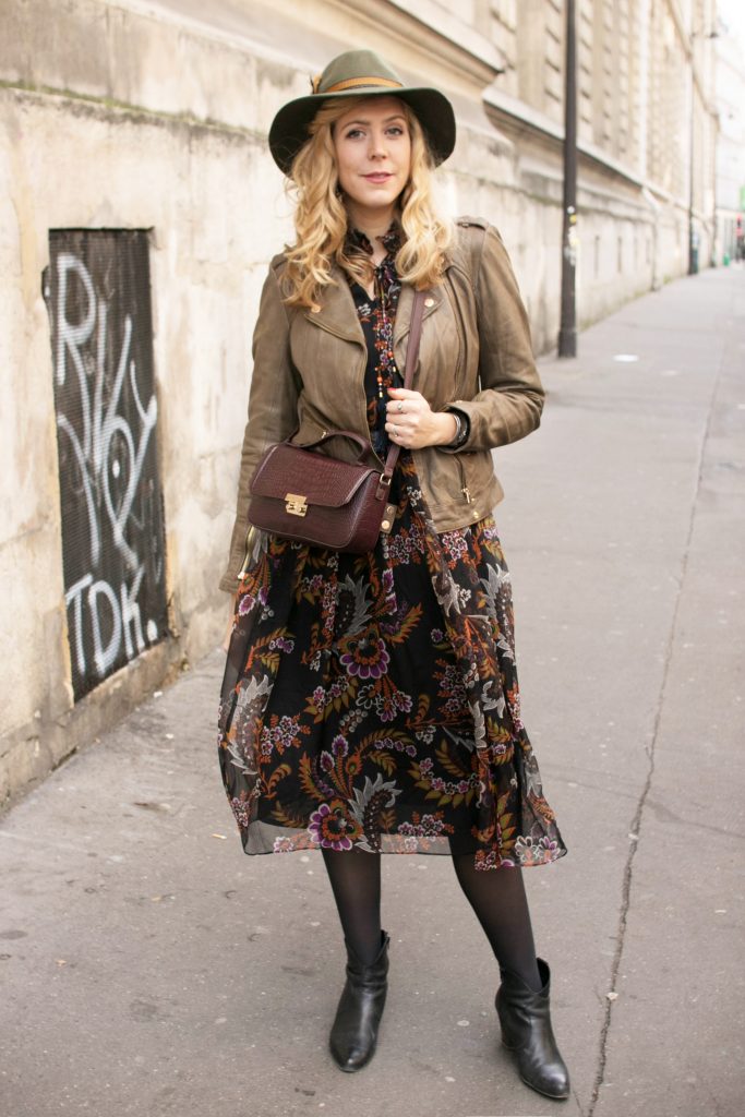 look, ootd, ootn, look boheme, look boho, tendance femme, look robe fleuri, robe boheme, robe fluide, derhy, fedora, customisation chapeau, diy chapeau, sac croco bordeaux, kiabi, perfecto kaki, cuir, vintage, blogueuse mode, blog mode paris, inspiration look femme