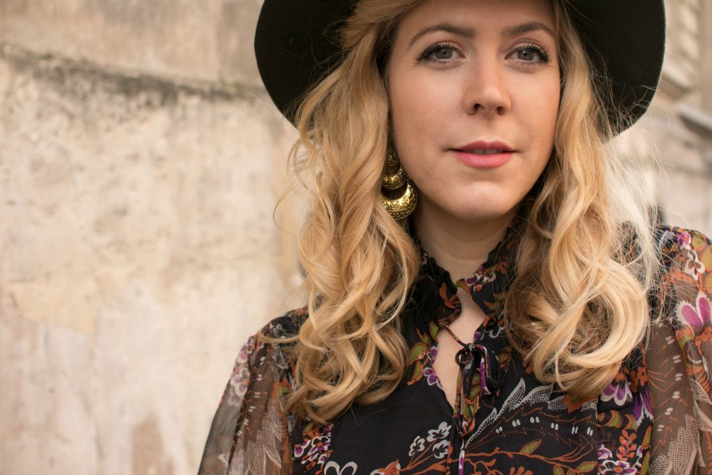 look, ootd, ootn, look boheme, look boho, tendance femme, look robe fleuri, robe boheme, robe fluide, derhy, fedora, customisation chapeau, diy chapeau, sac croco bordeaux, kiabi, perfecto kaki, cuir, vintage, blogueuse mode, blog mode paris, inspiration look femme