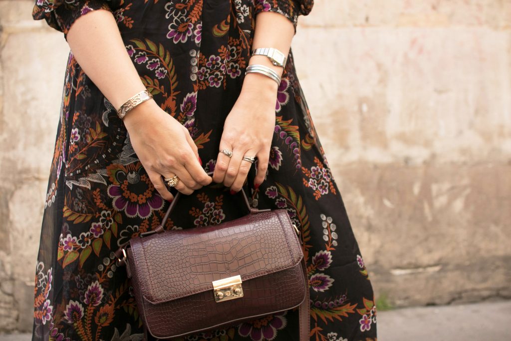 look, ootd, ootn, look boheme, look boho, tendance femme, look robe fleuri, robe boheme, robe fluide, derhy, fedora, customisation chapeau, diy chapeau, sac croco bordeaux, kiabi, perfecto kaki, cuir, vintage, blogueuse mode, blog mode paris, inspiration look femme