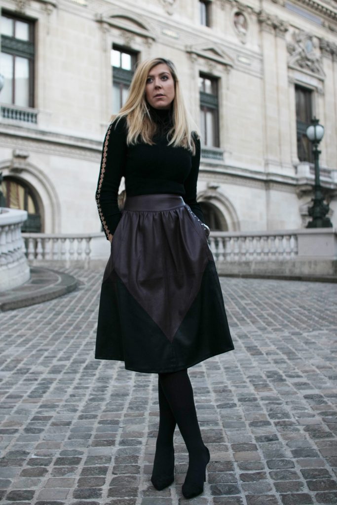 col roulé noir, look soirée, look de sortie, look élégant, opera garnier, ootd, ootn, tenue du jour, tenue du soir, look tendance, jupe midi, jupe mi longue,  jupe rétro, jupe vintage, jupe cuir, derhy, pul col roulé détail, pull col roulé original, escarpins daim, look femme, zara, opéra paris, blog mode, blogueuse mode, chic à petit prix, look évènement