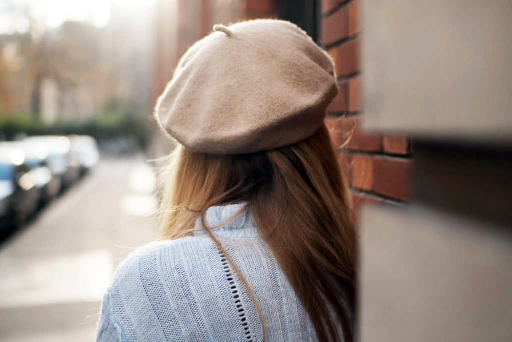 look, ootd, ootn, outfit, fashion, look preppy, look écoliere, tartan, jupe en tartan beige, bottes lacées, pull maille irlandaise, pull irlandais, beret, look beret, blog mode, blogueuse mode