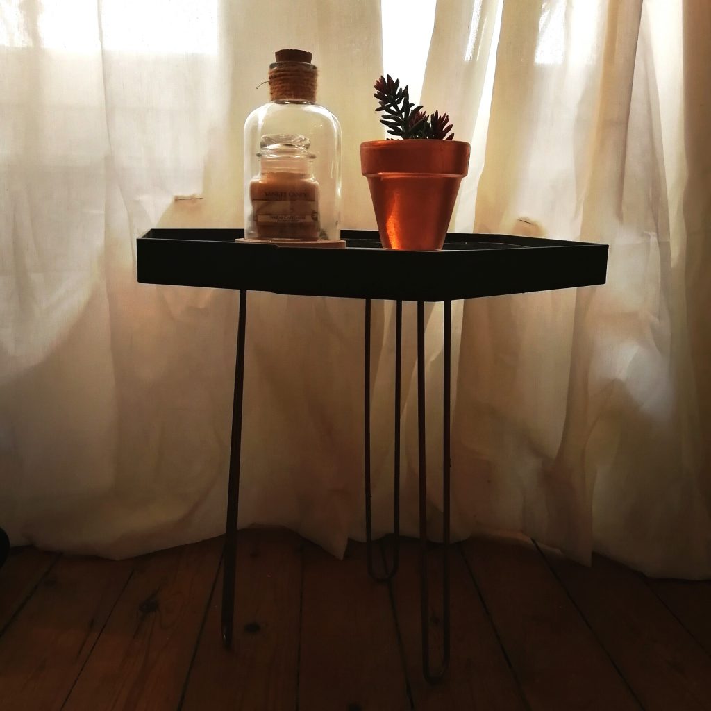 DIY, tutoriel, homemade, table basse maison, table basse diy, table d'appoint diy, pieds compas, déco scandianve pas cher, déco pas cher, tendance, blog diy, deco à petit prix, table basse scandinave pas cher, petite table pas cher, table pieds compas pas cher