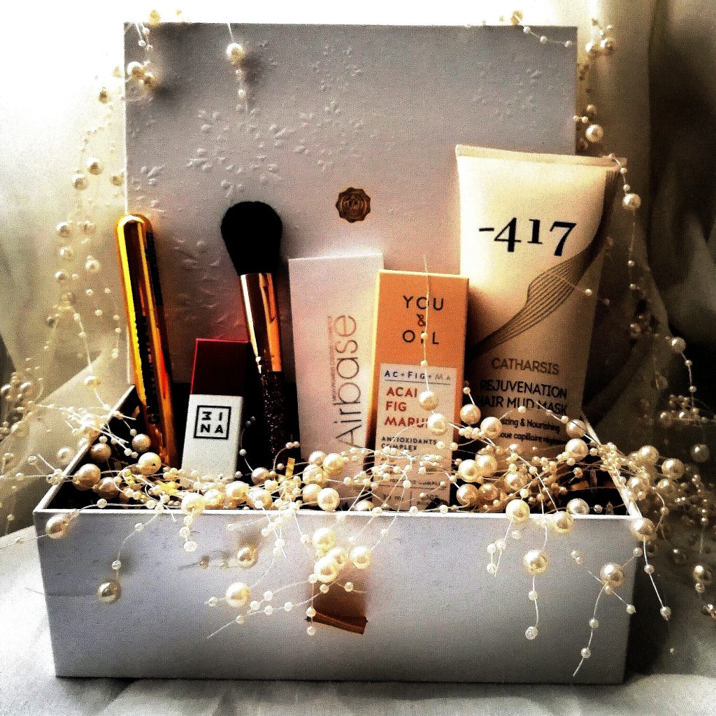 Glossybox, glossybox limitée, édition limitée, its cold outside, winter édition, glossybox de noel, -417 CATHARSIS Rejuvenation hair mud , Inuwet Glitter powder brush, MDMflow Greater than mascara , Airbase Blush palette, 3INA Makeup The longwear lipstick,  YOU & OIL Açai fig marula antioxydant complex, test, avis, unboxing, haul beauté, blog beauté, blogueuse beauté 