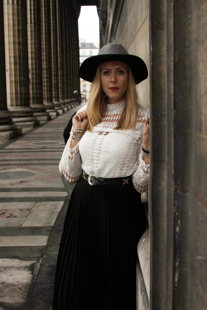 Madeleine Paris, La Madeleine, look, vintage, retro, jupe plissée, look boho, gipset, look rock féminin, perfecto bicolore, fedora bicolore, black & white look, look noir et blanc, top dentelle, lace top, blog mode, blogueuse mode, ootd, ootn, look parisienne, look femme chapeau, blogueuse mode