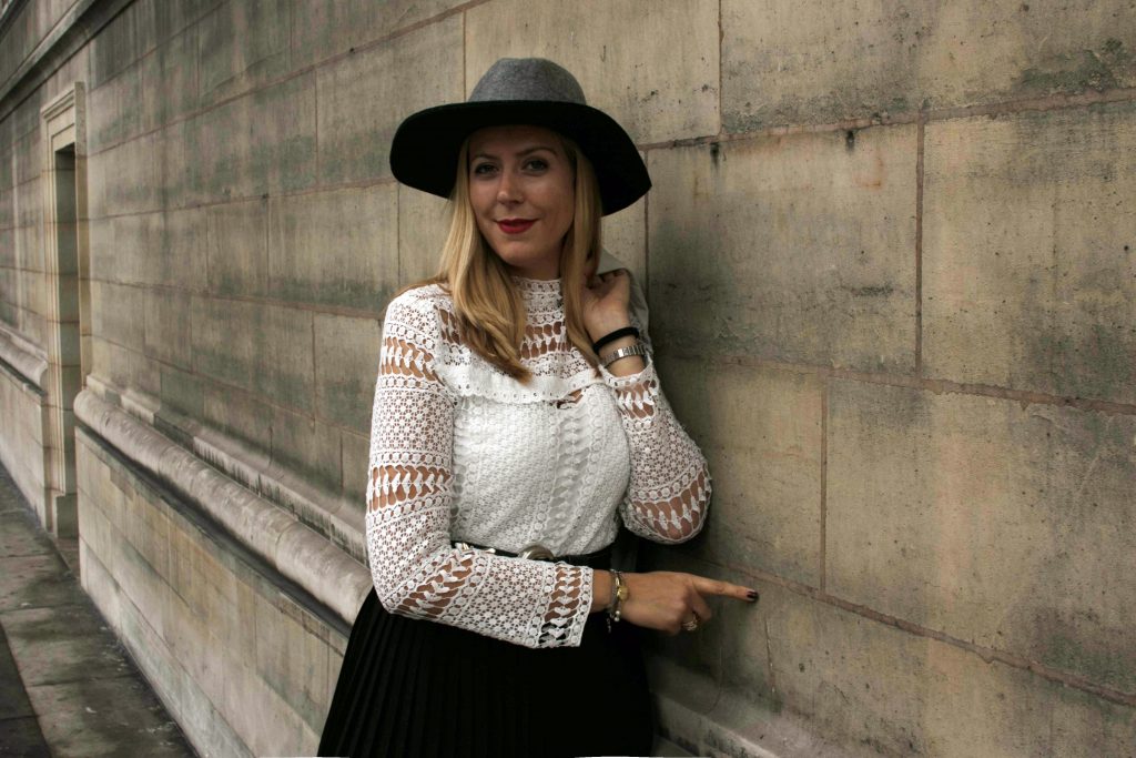 Madeleine Paris, La Madeleine, look, vintage, retro, jupe plissée, look boho, gipset, look rock féminin, perfecto bicolore, fedora bicolore, black & white look, look noir et blanc, top dentelle, lace top, blog mode, blogueuse mode, ootd, ootn, look parisienne, look femme chapeau, blogueuse mode