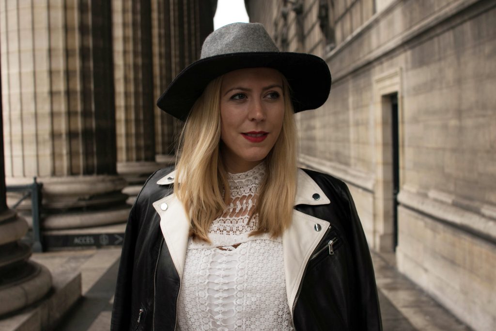 Madeleine Paris, La Madeleine, look, vintage, retro, jupe plissée, look boho, gipset, look rock féminin, perfecto bicolore, fedora bicolore, black & white look, look noir et blanc, top dentelle, lace top, blog mode, blogueuse mode, ootd, ootn, look parisienne, look femme chapeau, blogueuse mode