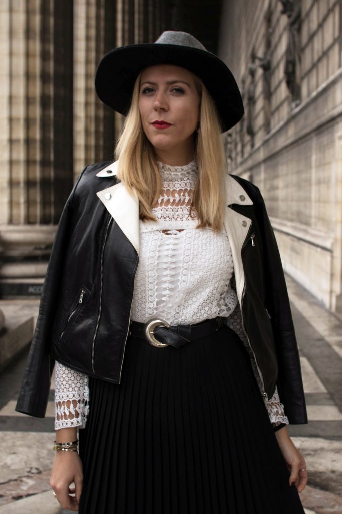 Madeleine Paris, La Madeleine, look, vintage, retro, jupe plissée, look boho, gipset, look rock féminin, perfecto bicolore, fedora bicolore, black & white look, look noir et blanc, top dentelle, lace top, blog mode, blogueuse mode, ootd, ootn, look parisienne, look femme chapeau, blogueuse mode