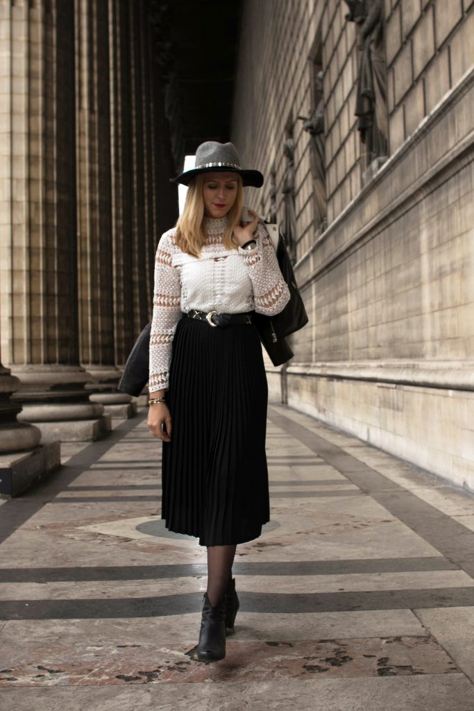 Madeleine Paris, La Madeleine, look, vintage, retro, jupe plissée, look boho, gipset, look rock féminin, perfecto bicolore, fedora bicolore, black & white look, look noir et blanc, top dentelle, lace top, blog mode, blogueuse mode, ootd, ootn, look parisienne, look femme chapeau, blogueuse mode