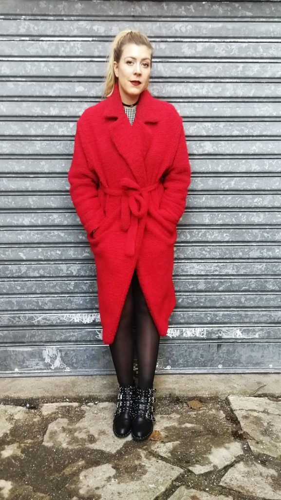 ootd, ootn, outfit, look du jour, tenue du jour, manteau rouge, koton france, robe vichy, robe droite, boots ersatz givenchy, boots à clous, boots à boucles, choker, pimkie, blog mode, blogueuse mode, Paris