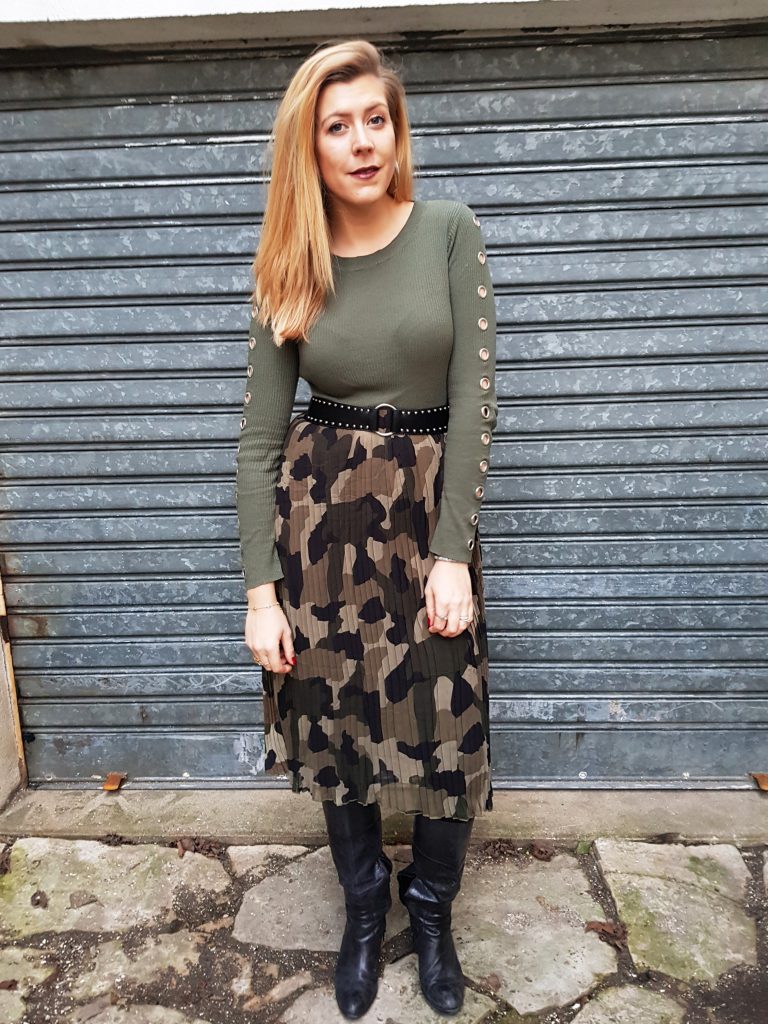 look, ootd, tenue du jour, camo, camouflage, army, skirt, jupe militaire, imprimé militaire, jupe midi plissée, bottes vintages, pull oeillets, look rock, look rétro moderne, blog mode, blogueuse mode