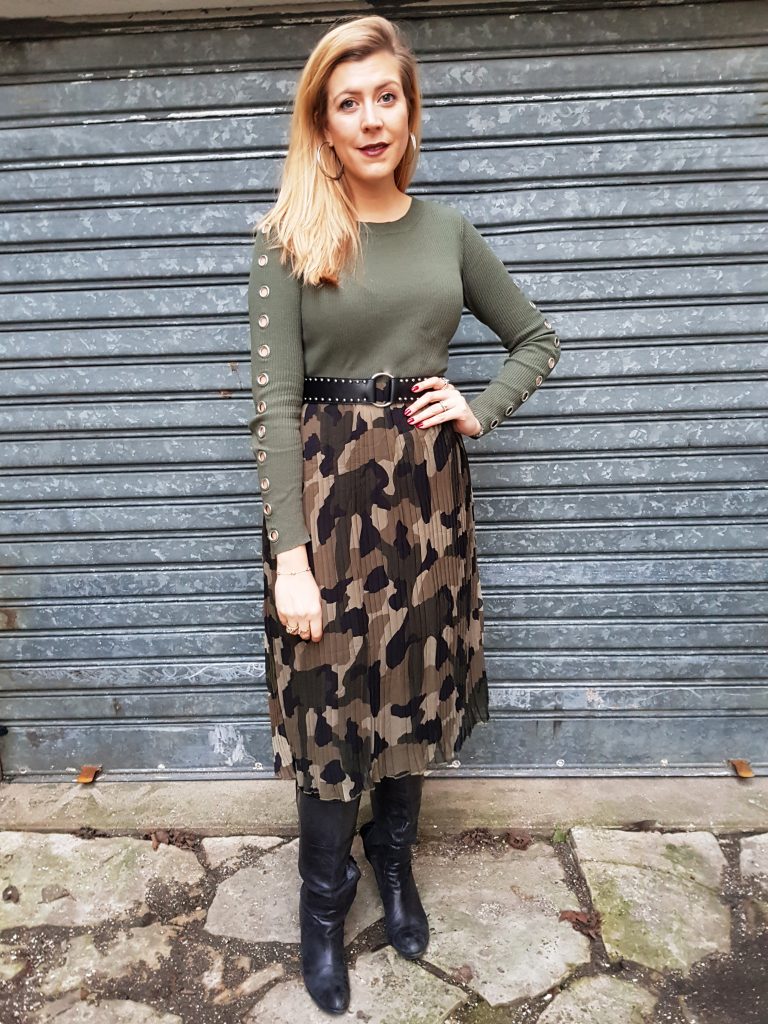 look, ootd, tenue du jour, camo, camouflage, army, skirt, jupe militaire, imprimé militaire, jupe midi plissée, bottes vintages, pull oeillets, look rock, look rétro moderne, blog mode, blogueuse mode