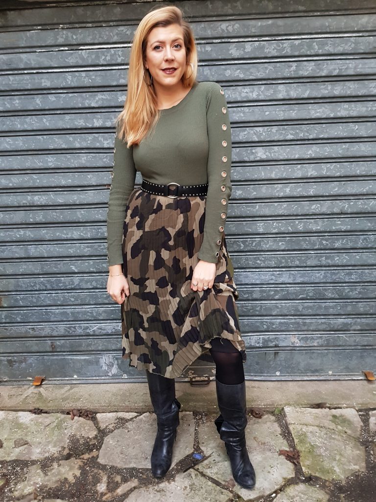 look, ootd, tenue du jour, camo, camouflage, army, skirt, jupe militaire, imprimé militaire, jupe midi plissée, bottes vintages, pull oeillets, look rock, look rétro moderne, blog mode, blogueuse mode