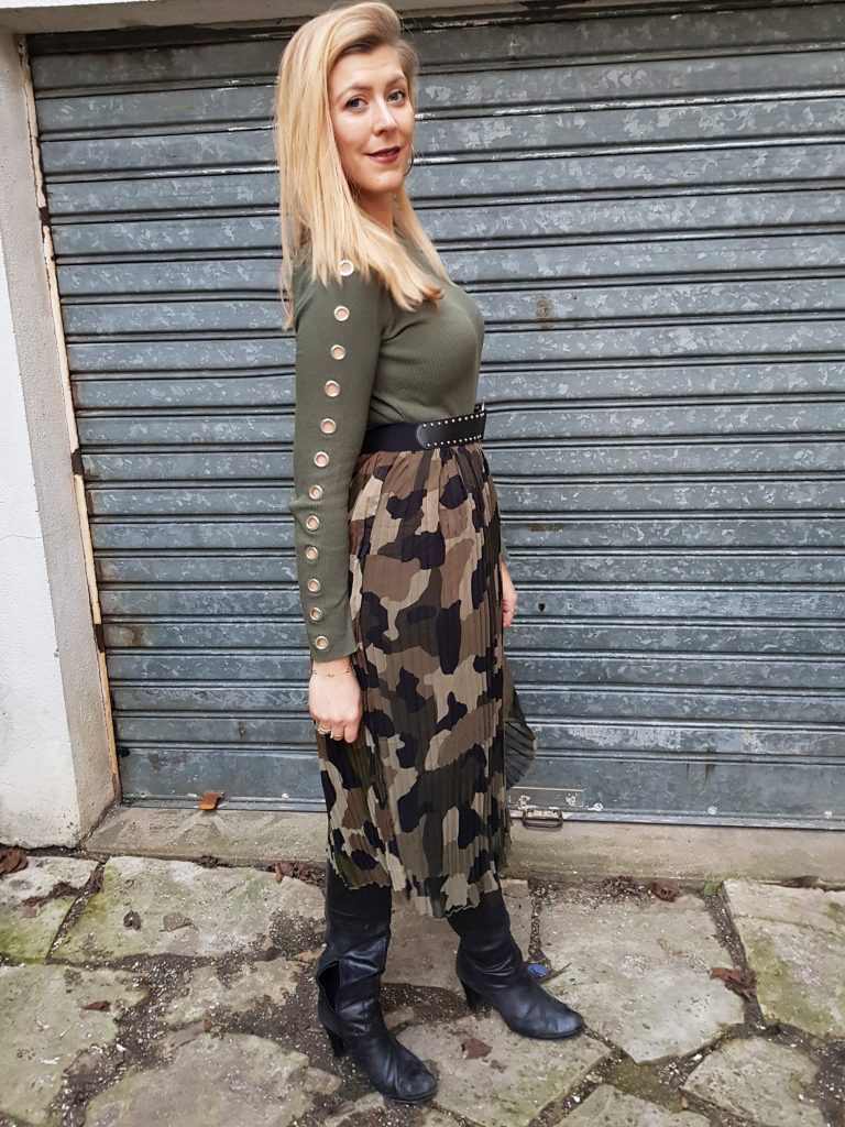 look, ootd, tenue du jour, camo, camouflage, army, skirt, jupe militaire, imprimé militaire, jupe midi plissée, bottes vintages, pull oeillets, look rock, look rétro moderne, blog mode, blogueuse mode