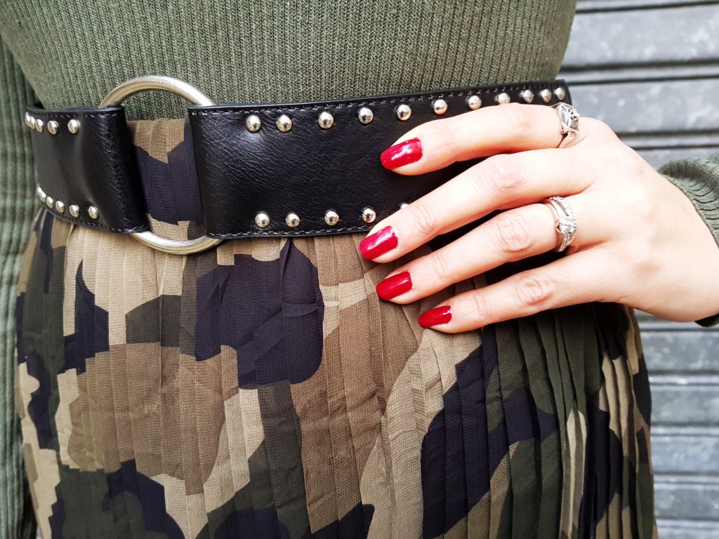 look, ootd, tenue du jour, camo, camouflage, army, skirt, jupe militaire, imprimé militaire, jupe midi plissée, bottes vintages, pull oeillets, look rock, look rétro moderne, blog mode, blogueuse mode