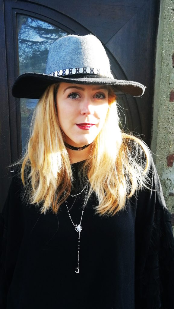 look, ootd, tenue du jour, blog mode, fedora, top soirée, short en cuir, choker, boots balmain, boots givenchy, blog mode