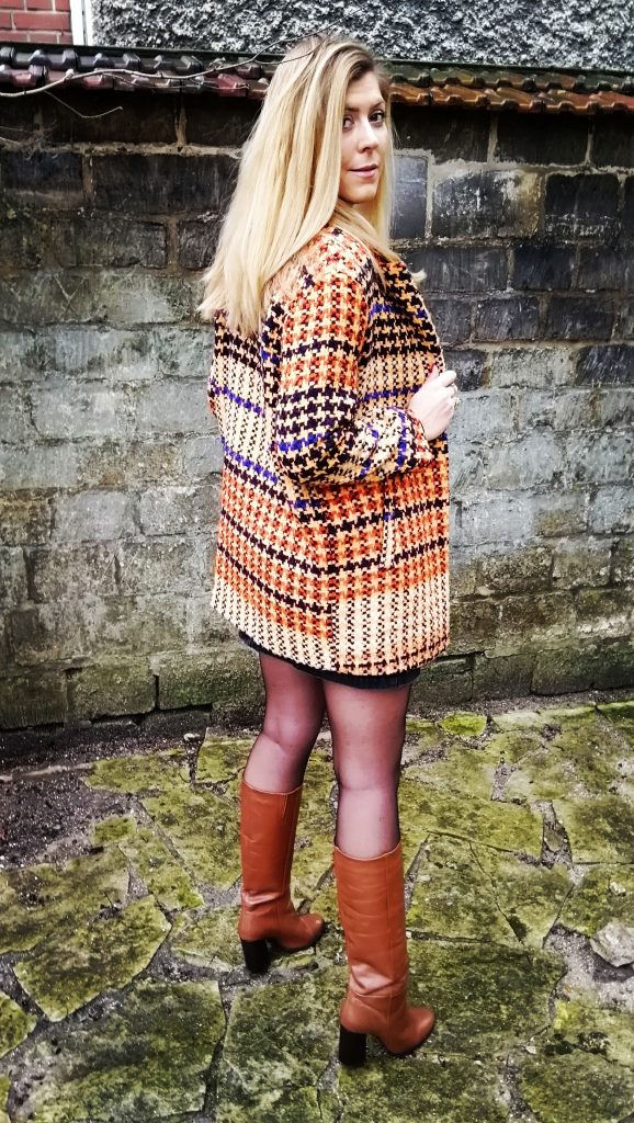 ootd, look du jour, tenue du jour, look paris, parisienne style, look seventies, manteau coloré, bottes vintages, bottes camel, bottes gold, jupe jean boutonnée, jupe seventies, look rétro, comment porter un look vintage, blog mode, blogueuse mode