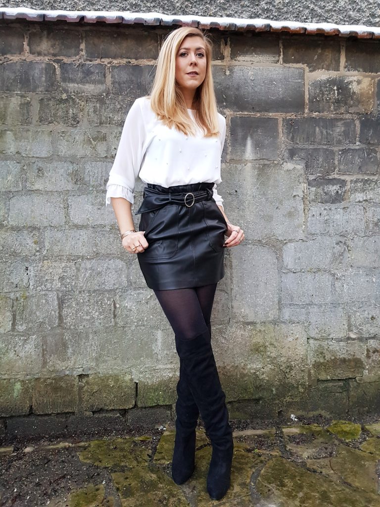 look,  ootd,  ootn,  tenue du jour,  style d'un jour,  idée de look femme,  blog mode,  blogueuse mode,  top perles,  chemise à perles,  blouse perlée,  jupe cuir,  jupe sixties cuir,  60's cuir,  cuissardes suédine,  cuissardes à talon look cuissarde,  comment porter des cuissardes,  inspiration look femme,  