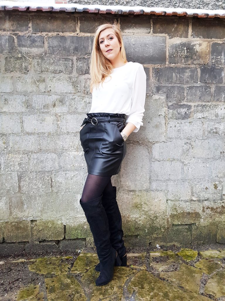 look,  ootd,  ootn,  tenue du jour,  style d'un jour,  idée de look femme,  blog mode,  blogueuse mode,  top perles,  chemise à perles,  blouse perlée,  jupe cuir,  jupe sixties cuir,  60's cuir,  cuissardes suédine,  cuissardes à talon look cuissarde,  comment porter des cuissardes,  inspiration look femme,  